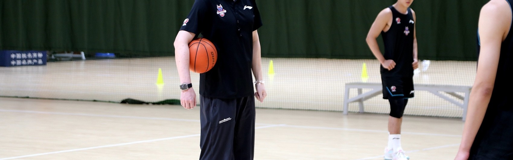 邱彪：场上出现空位要果断出手 投丢几个很正常 关键是要保持自信