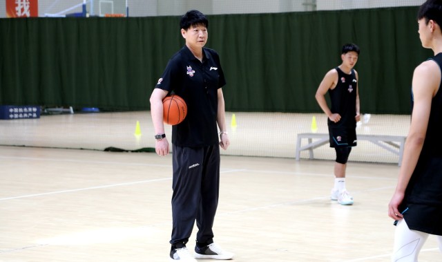 邱彪：场上出现空位要果断出手 投丢几个很正常 关键是要保持自信