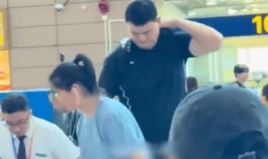 父女同框！姚明携女儿现身上海 15岁姚沁蕾身高1米9